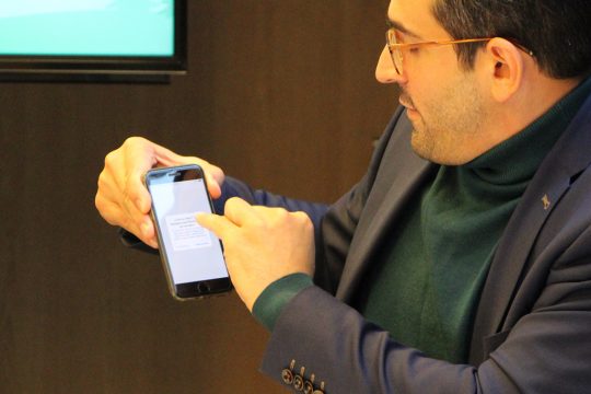 Minister Antonios Antoniadis stellt die Corona-App (Bild: Robin Emonts/BRF)