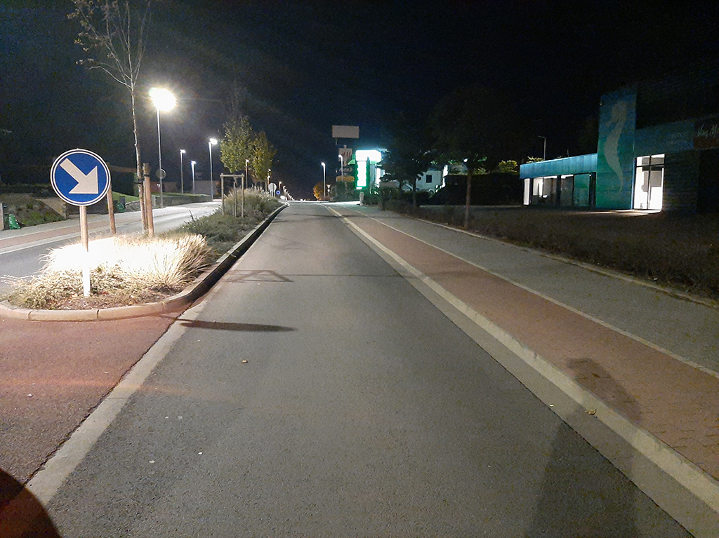 Ausgangssperre: Eine autofreie Herbesthaler Straße in Eupen kurz nach Mitternacht (Bild: Manuel Zimmermann/BRF)