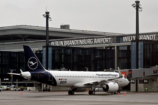 Lufthansa-Maschine am Berliner Hauptstadtflughafen BER (Bild: John MacDougall/AFP)