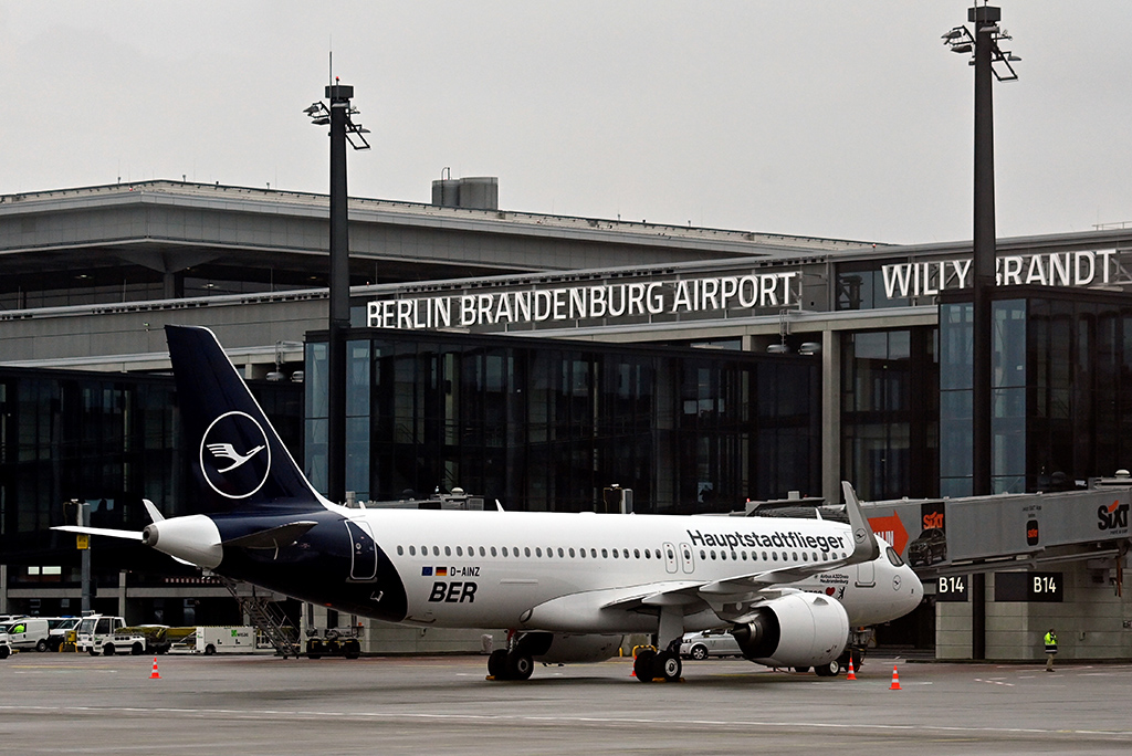Lufthansa-Maschine am Berliner Hauptstadtflughafen BER (Bild: John MacDougall/AFP)