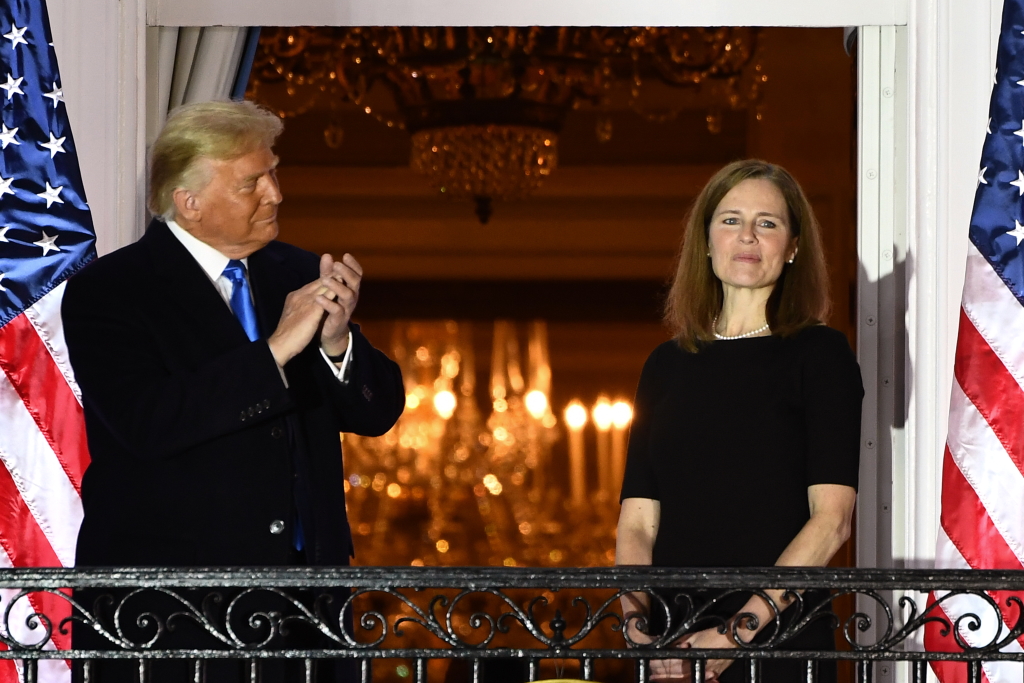 US-Präsident Donald Trump applaudiert Amy Coney Barrett (Bild: Brendan Smialowski/AFP)