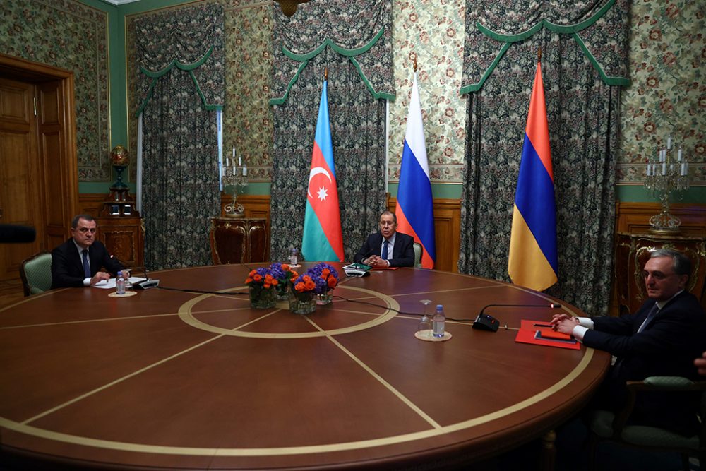 Der russische Außenminister Sergej Lawrow mit seinen Amtskollegen Jeyhun Bayramov aus Aserbaidschan (l.) und Zohrab Mnatsakanyan aus Armenien (r.) - Bild: Russian Foreign Ministry/AFP