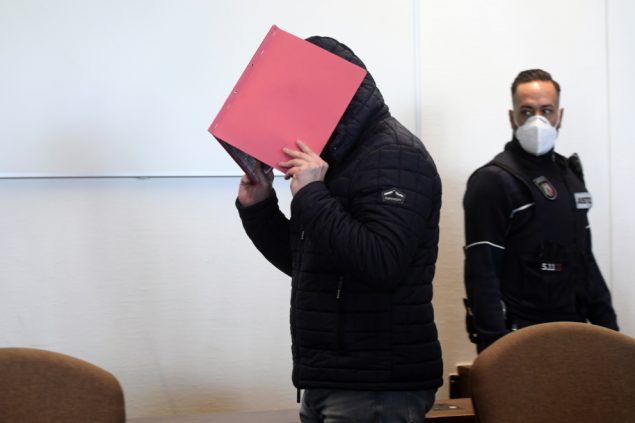 Zwölf Jahre Haft für Angeklagten im Missbrauchsfall Bergisch Gladbach (Bild: Ina Fassbender / AFP)