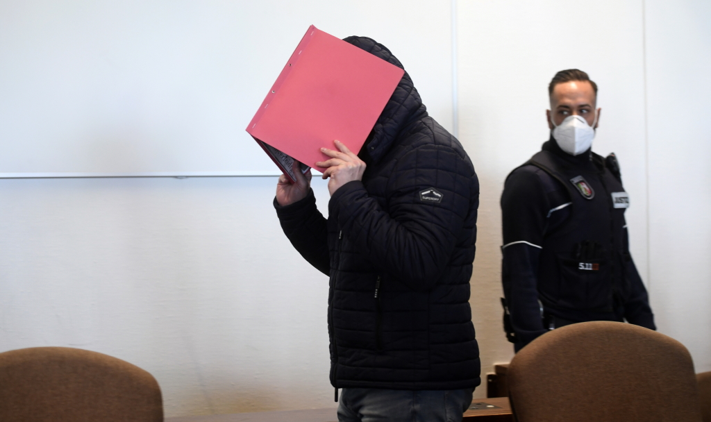 Zwölf Jahre Haft für Angeklagten im Missbrauchsfall Bergisch Gladbach (Bild: Ina Fassbender / AFP)