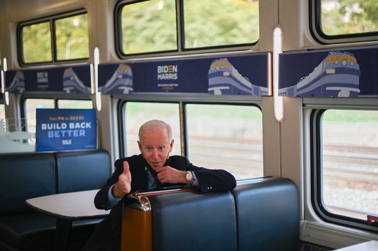 Joe Biden in seinem Wahlkampfzug (Bild: Roberto Schmidt/AFP)