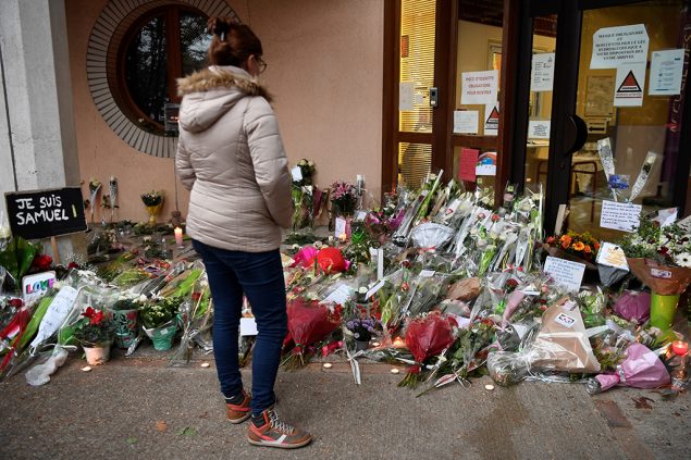 Blumen in Gedenken an den ermordeten Lehrer in Paris (Foto: Bertrand Guay/AFP)