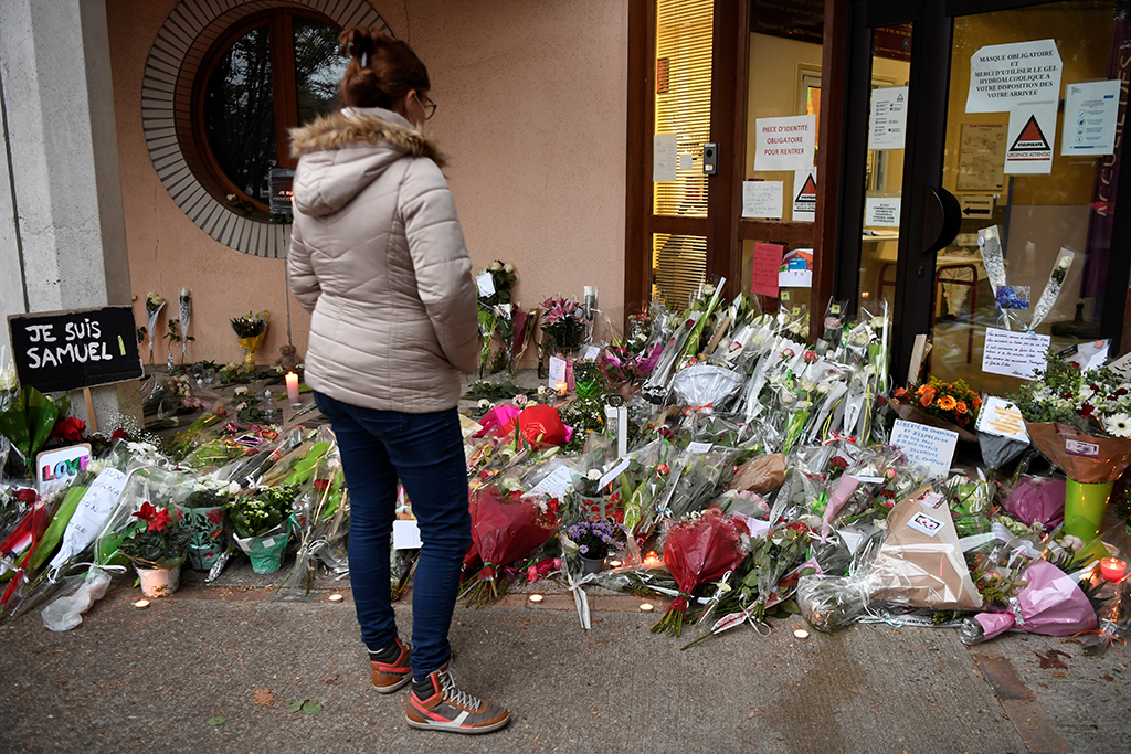 Blumen in Gedenken an den ermordeten Lehrer in Paris (Foto: Bertrand Guay/AFP)