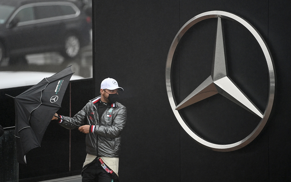 Mercedes-Fahrer Valtteri Bottas am verregneten Nürburgring (Bild: Ina Fassbender/AFP)