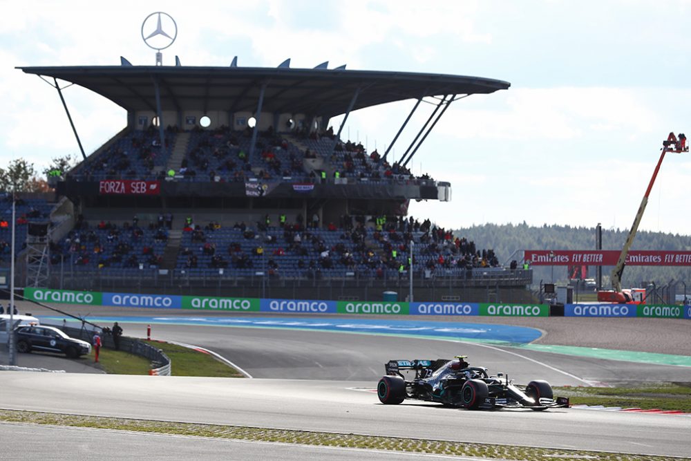 Valtteri Bottas holt sich die Pole auf dem Nürburgring (Bild: Matthias Schrader/AFP)