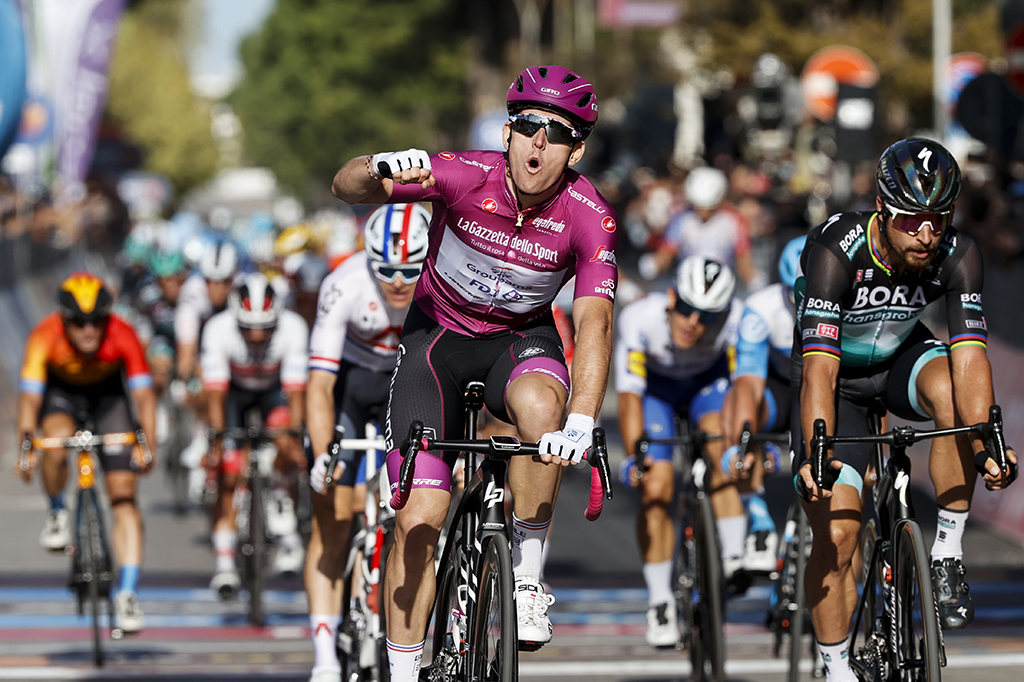 Arnaud Démare holt sich seinen dritten Tagessieg beim Giro 2020 (Bild: Luca Bettini/AFP)