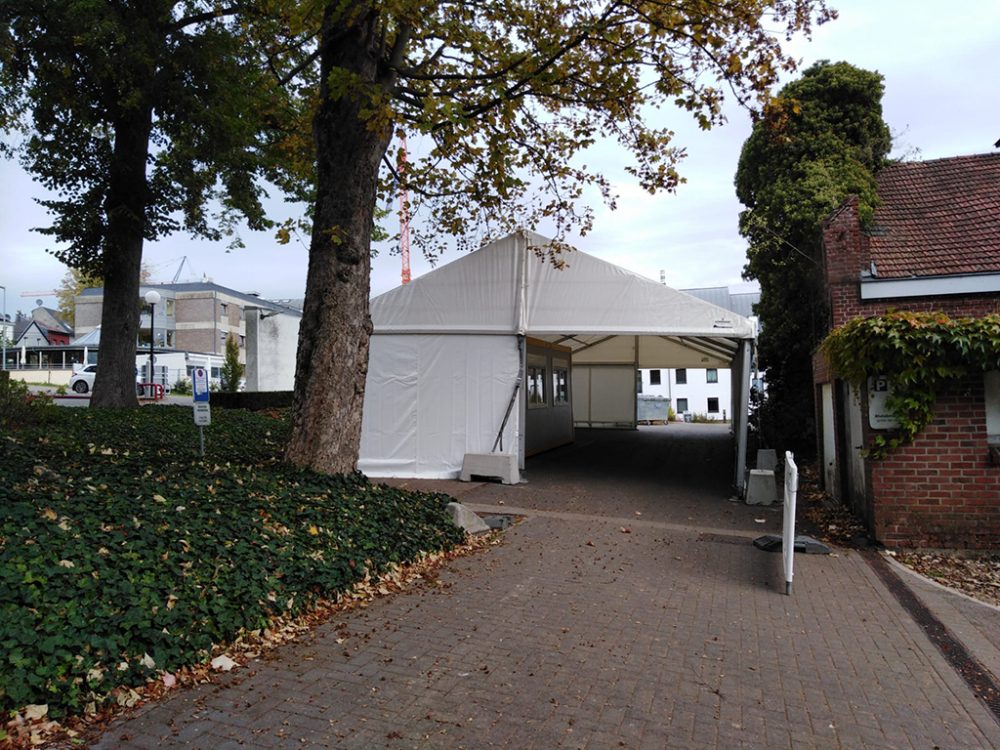 Eupener Krankenhaus hat Drive-in für PCR-Tests winterfest gemacht (Bild: St.-Nikolaus-Hospital Eupen)