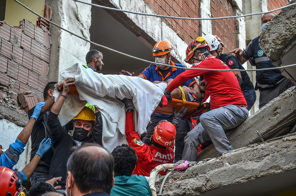 Nach dem Beben in der Ägäis: Die Suche nach Verschütteten geht weiter (Bild: Berkcan Zengin/AFP)