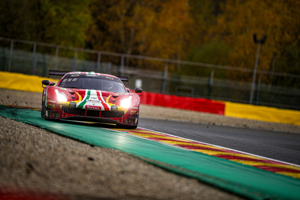 Von den Ferrari hat zwei Stunden vor Schluss nur noch die #51 Chancen auf den Sieg (Bild: SRO / Kevin Pecks)