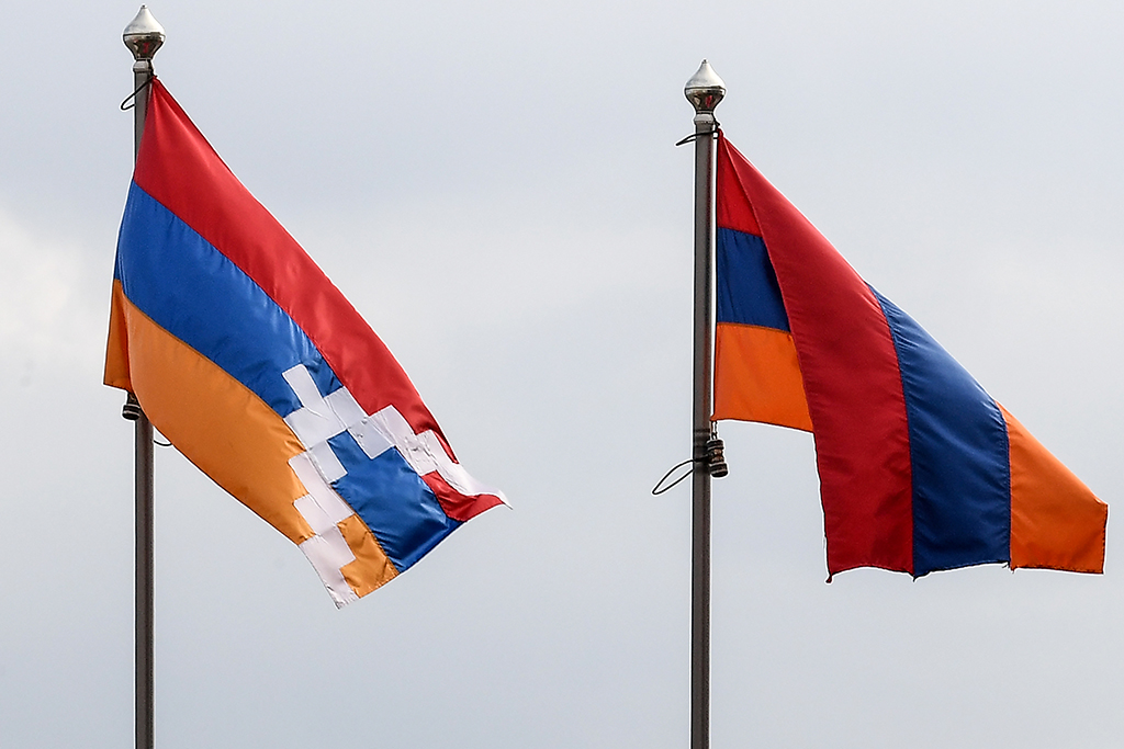 Die Flaggen von Berg-Karabach und Armenien in der Stadt Stepanakert (Archivbild: AFP)
