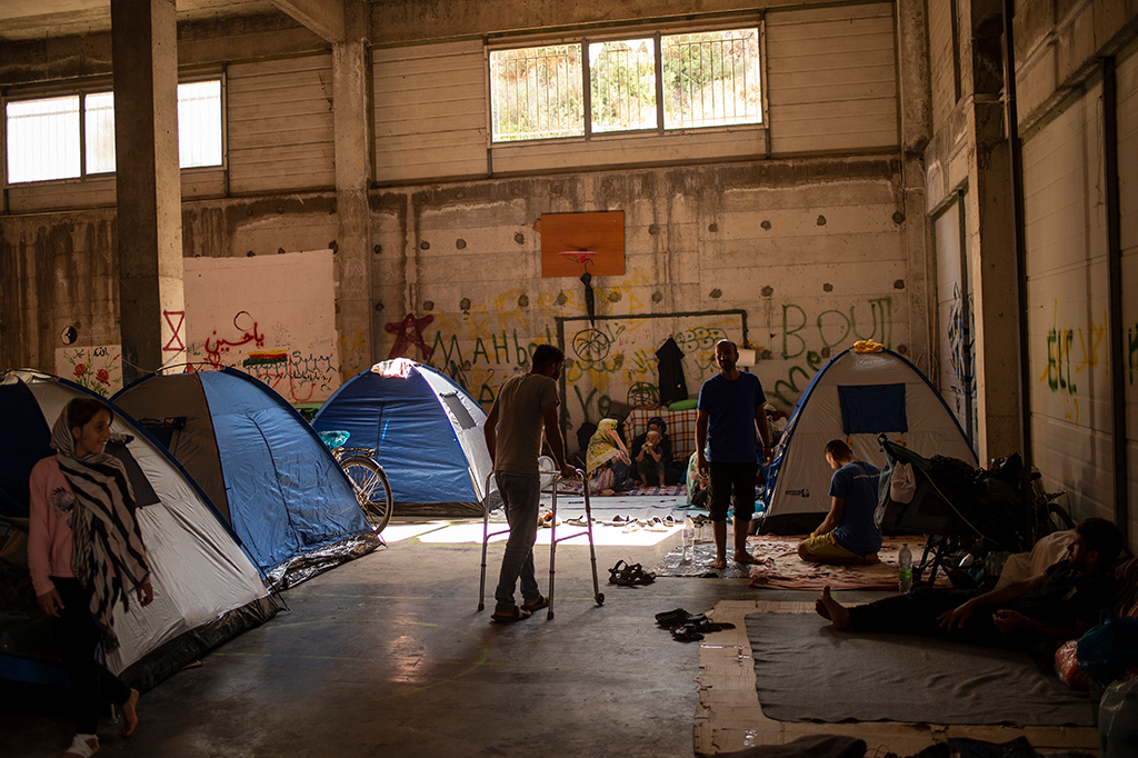 Flüchtlinge in der Nähe des Lagers Kara Tepe auf Lesbos (Bild: Angelos Tzortzinis/Belga)