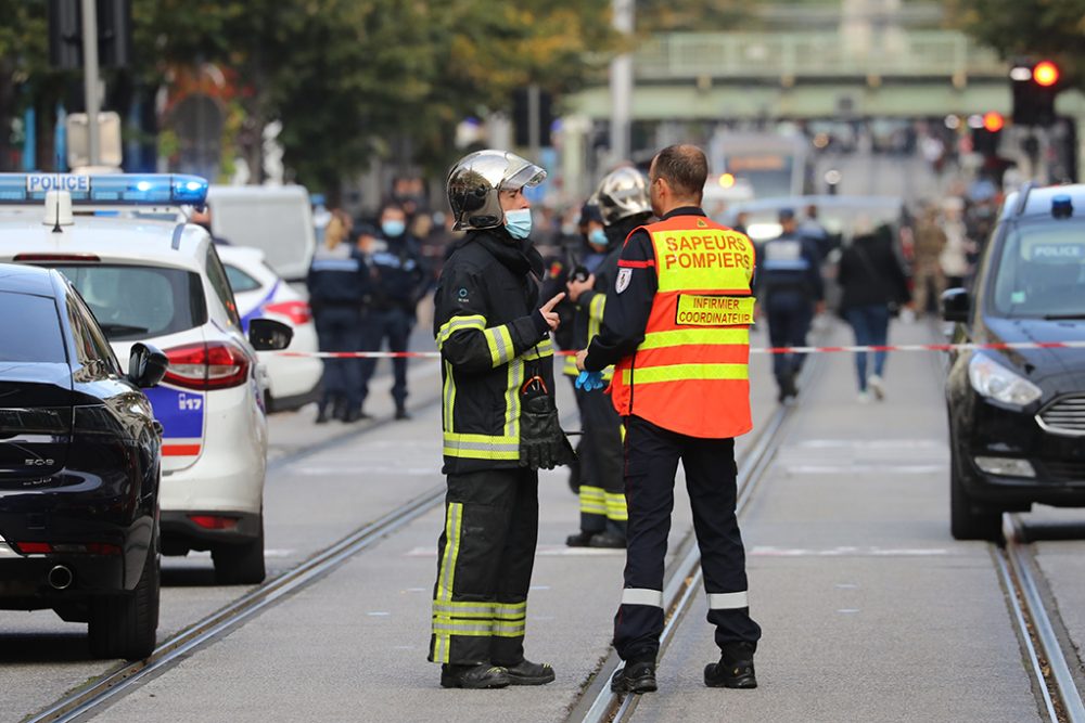 Messerangriff in Nizza: Polizei und Feuerwehr sichern den Tatort (Bild: Valery Hache/AFP)