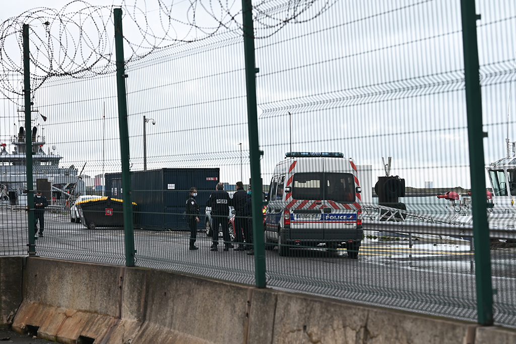 Französische Polizisten am Dienstag im Hafen von Dünkirchen (Bild: Denis Charlet/AFP)