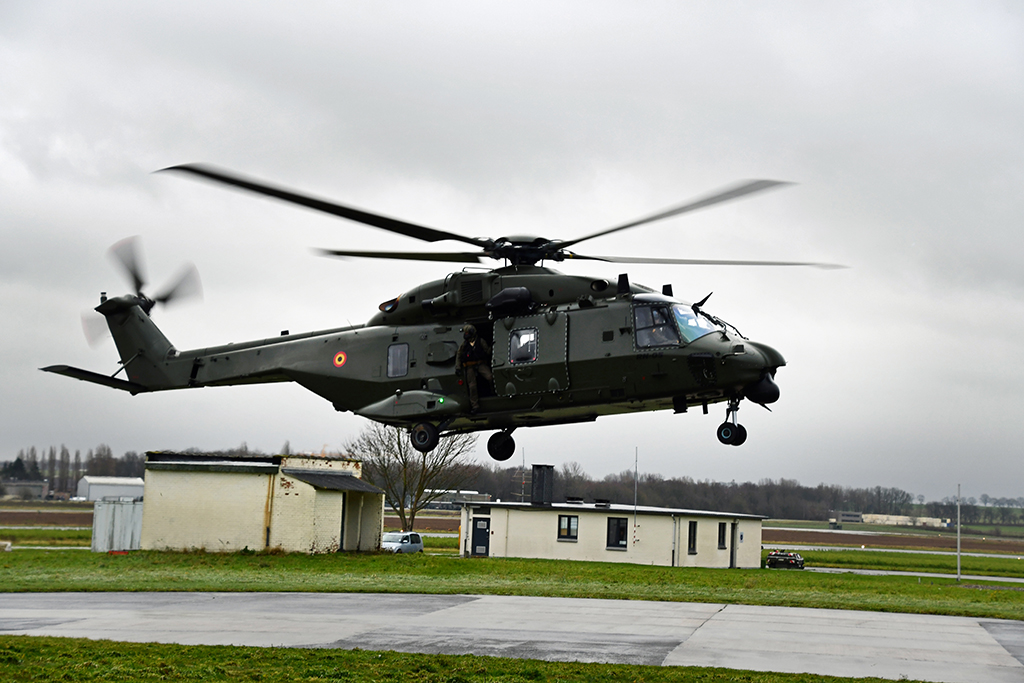 HN90 am Militärflughafen von Beauvechain: Der Hubschrauber soll jetzt Covid-19-Patienten transportieren (Bild: Gerard Gaudin/Belga)