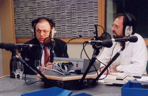Hans Engels im BRF-Studio mit Moderator Rolf Peters (Bild: BRF-Archiv)