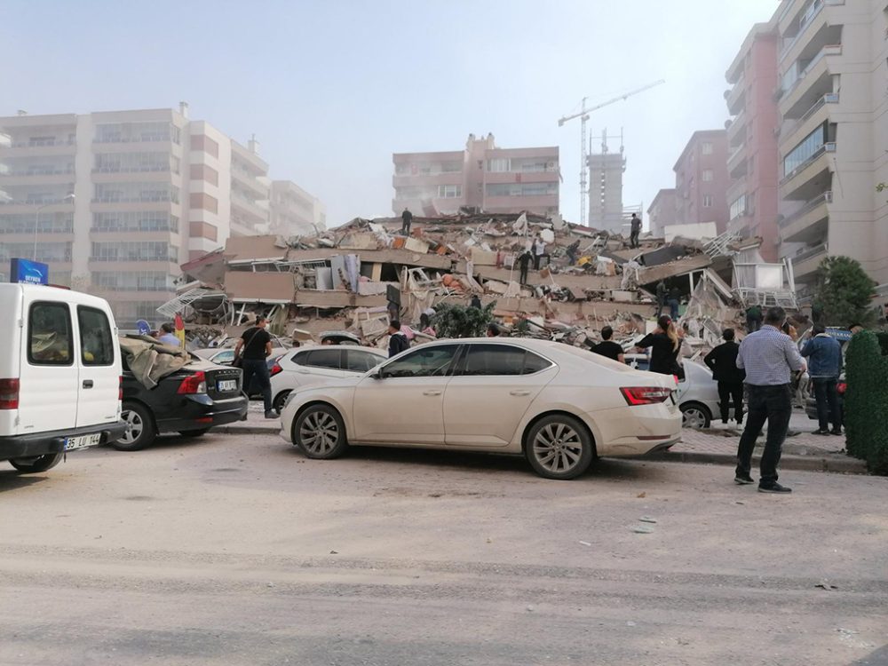 Nach Erdbeben: Eingestürztes Gebäude in Izmir (Bild: Demiroren News Agency (DHA)/AFP)