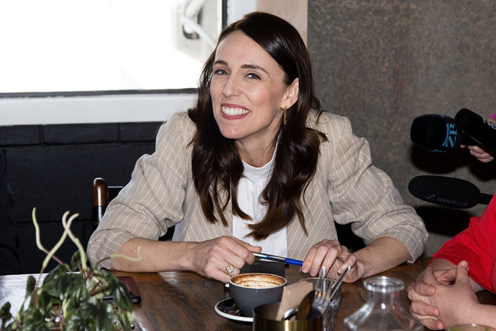 Jacinda Ardern spricht am Tag nach ihrem Wahlsieg mit Parlamentsmitgliedern (Bild: Marty Melville/AFP)