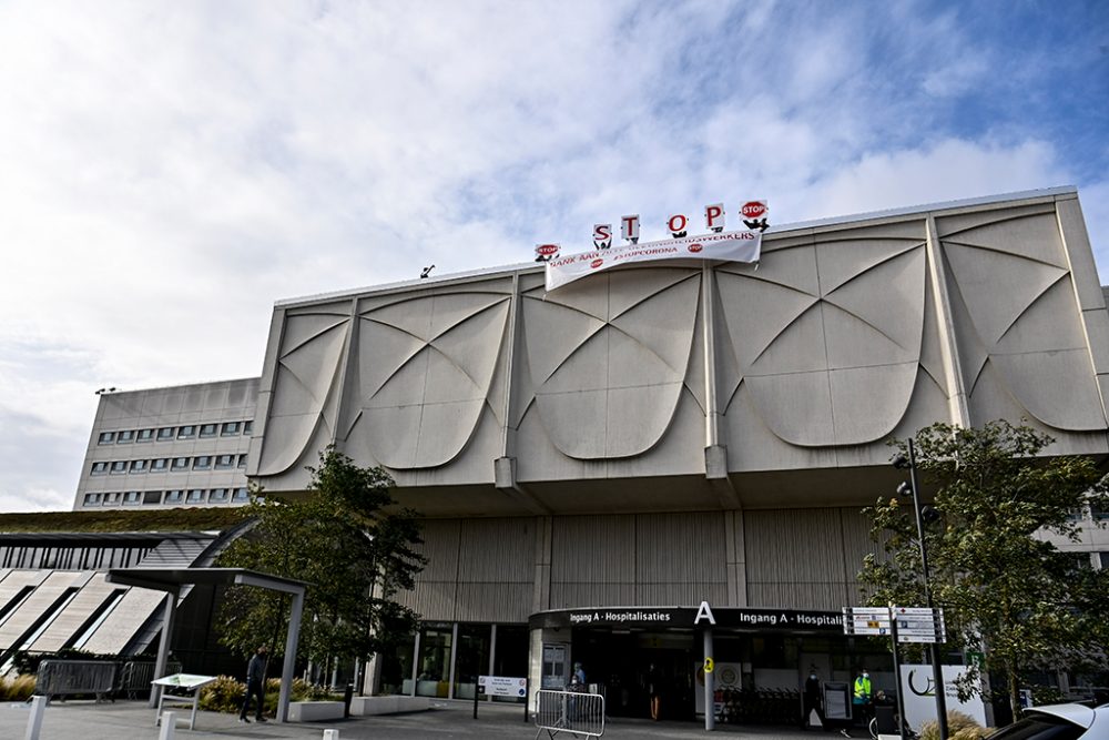 "STOP" war am Mittwoch über dem Eingang des Brüsseler Universitätskrankenhauses zu lesen (Bild: Dirk Waem/Belga)