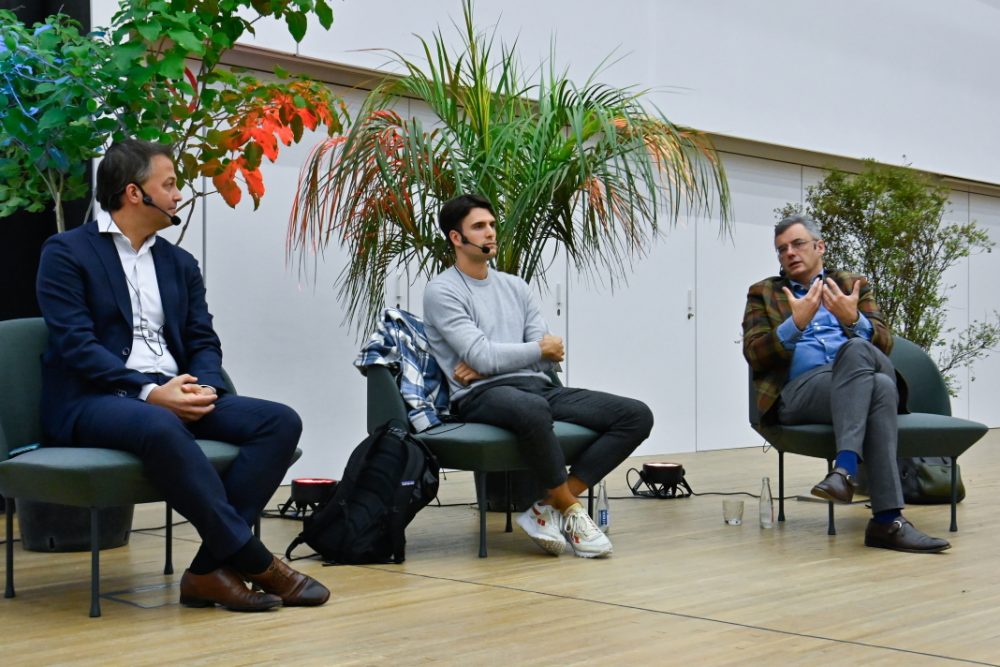 Lachaert (Open Vld), Rousseau (Sp.a) und Coens (CD&V) zu Gast an der Universität von Gent (Bild: Dirk Waem/Belga)