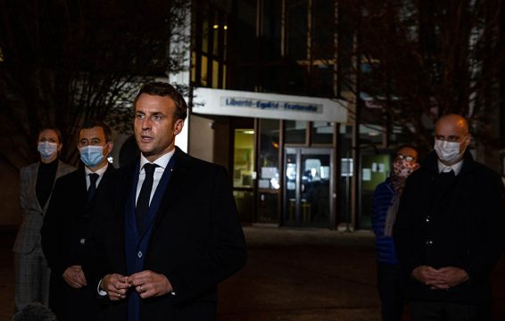 Frankreichs Präsident Emmanuel Macron vor der Schule Conflans Saint-Honorine, an der der getötete Lehrer unterrichtete (Bild: Abdulmonam Eassa/Pool/AFP)
