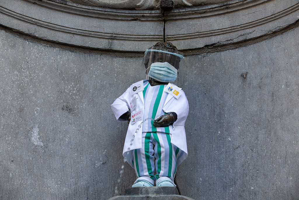 Das Brüsseler Wahrzeichen Manneken Pis am 5. September in medizinischer Berufskleidung (Bild: Nicolas Maeterlinck/Belga)