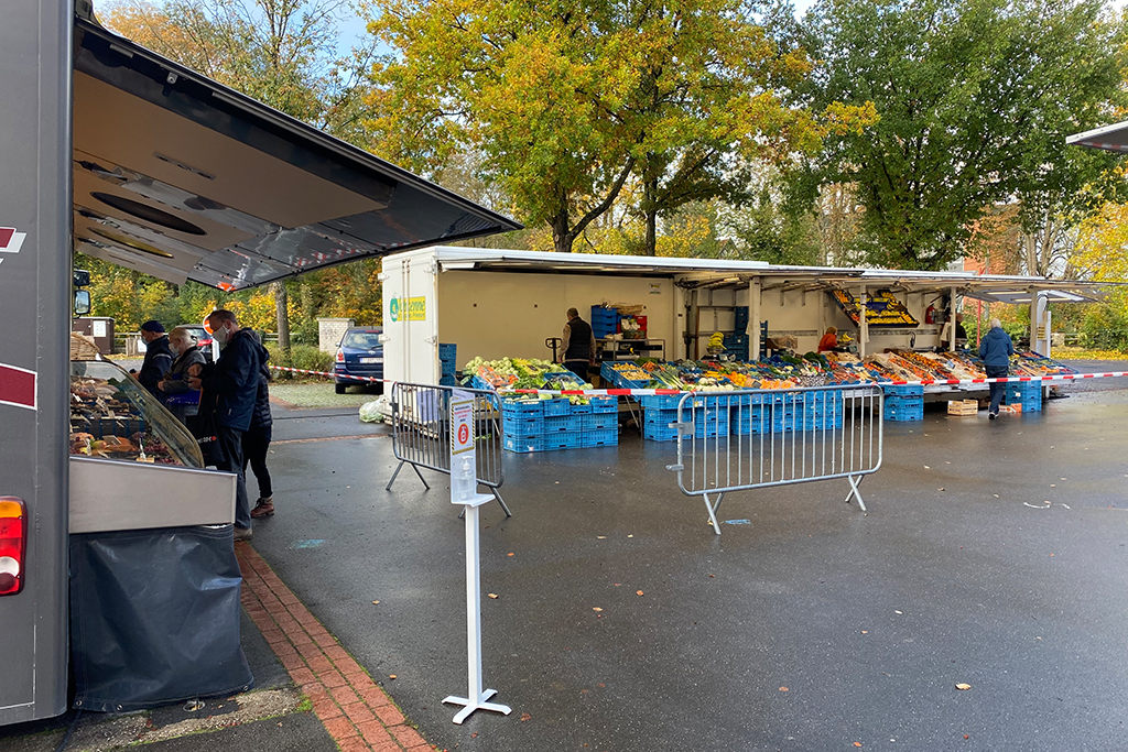 Markt in der Eupener Unterstadt am 28. Oktober unter Corona-Bedingungen (Bild: Simonne Doepgen/BRF)