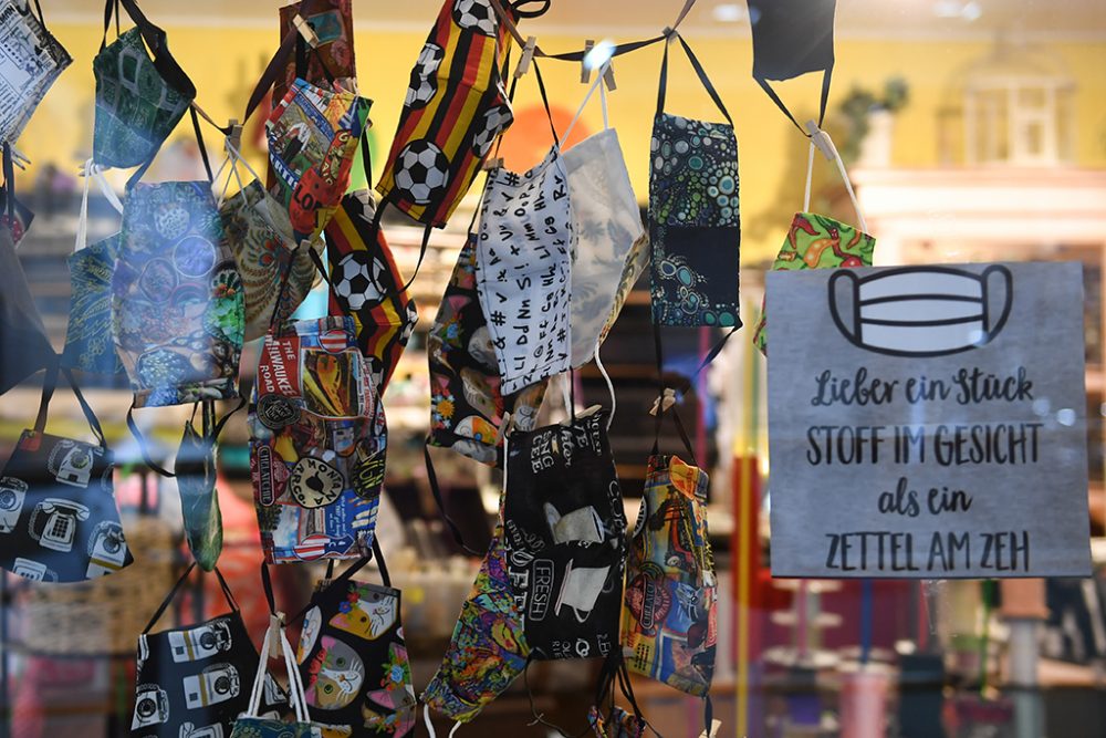 Schaufenster mit Masken in Nürnberg (Bild: Christof Stache/AFP)