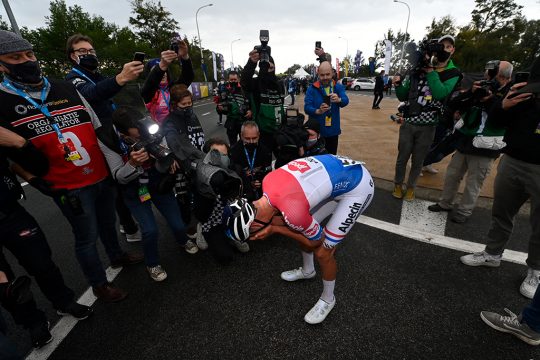 Mathieu van der Poel sicherte sich am Sonntag den ersten Platz bei der Flandern-Rundfahrt (Bild: Dirk Waem/Belga)