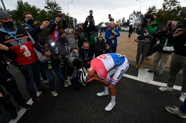Mathieu van der Poel sicherte sich am Sonntag den ersten Platz bei der Flandern-Rundfahrt (Bild: Dirk Waem/Belga)