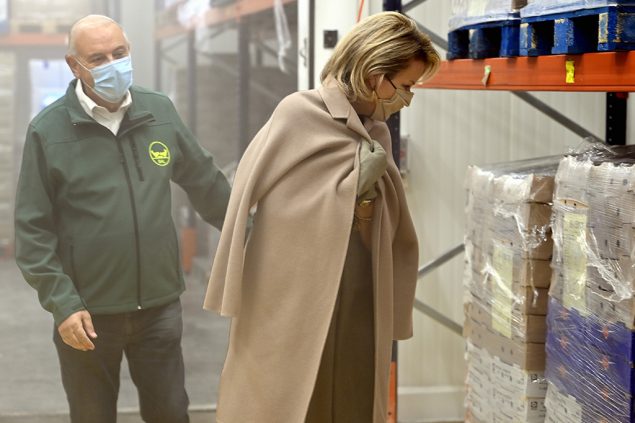 Königin besucht Lebensmittelbank in Lüttich (Bild: Eric Lalmand/Belga)