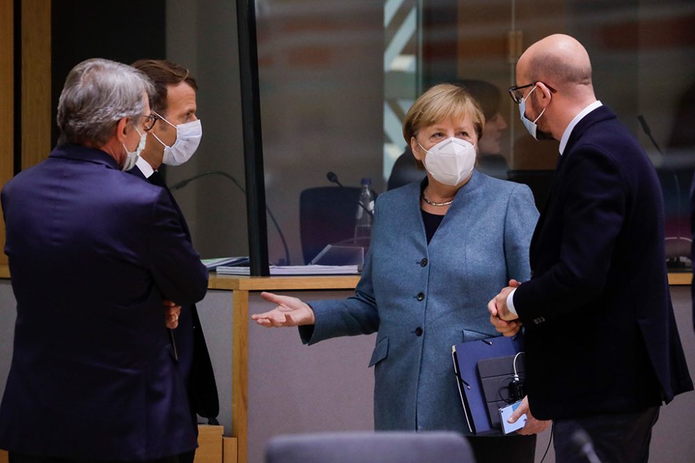 EU-Parlamentspräsident David Maria Sassoli, Frankreichs Staatspräsident Macron, Bundeskanzlerin Angela Merkel und EU-Ratspräsident Charles Michel am Donnerstag beim EU-Gipfel in Brüssel (Bild: Thierry Roge/Pool/Belga)