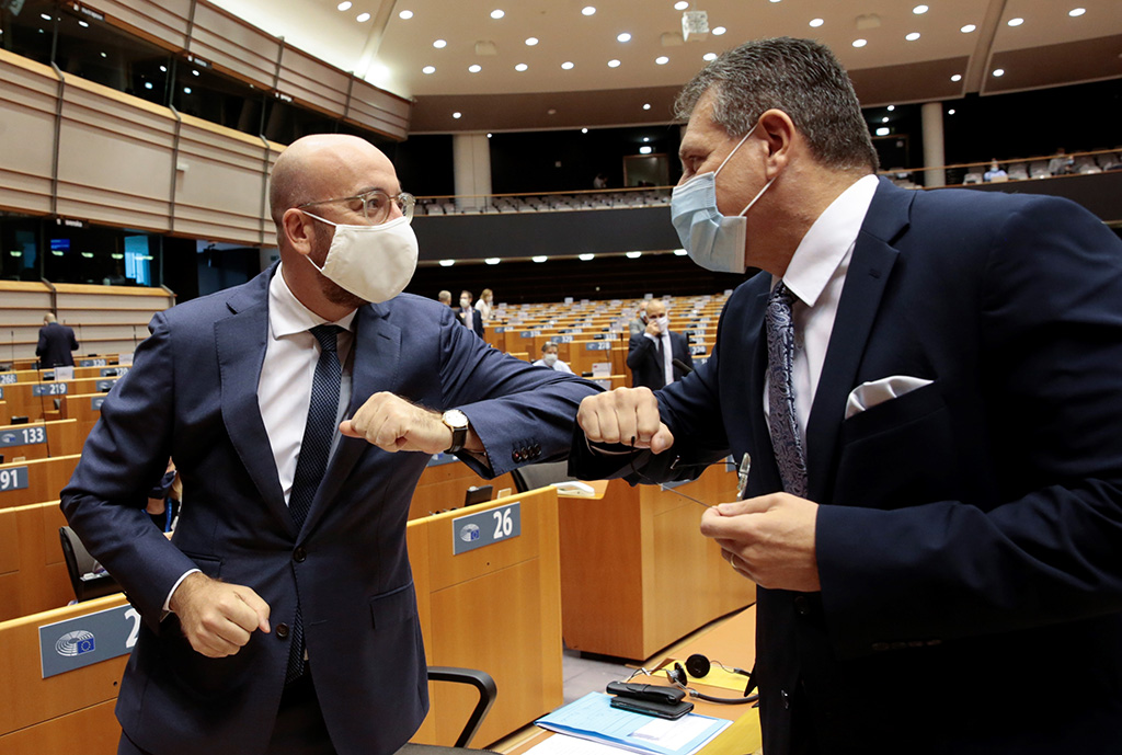 EU-Ratspräsident Charles Michel und EU-Kommissionsvizepräsident Maros Sefcovic (Bild: Olivier Hoslet/Pool/AFP)