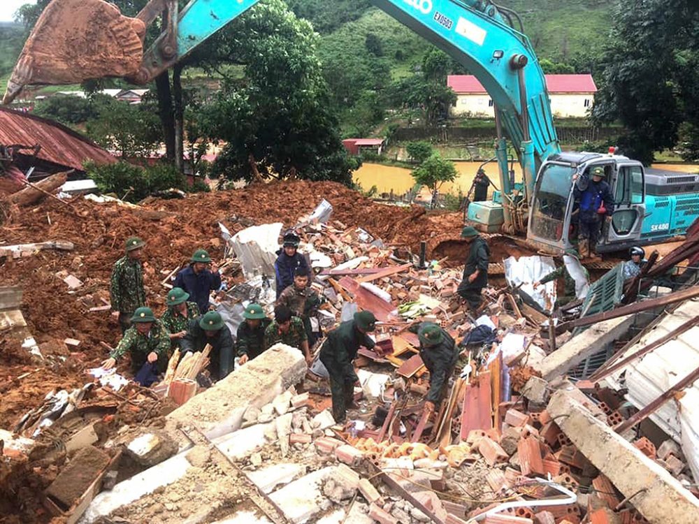 Militär sucht verschüttete Soldaten in der vietnamesichen Provinz Quang Tri (Bild: STR/AFP)
