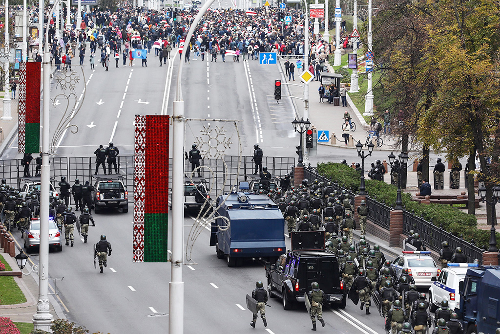 Hundertschaften von Polizei und Militär in Minsk am 25.10 (Bild: AFP)