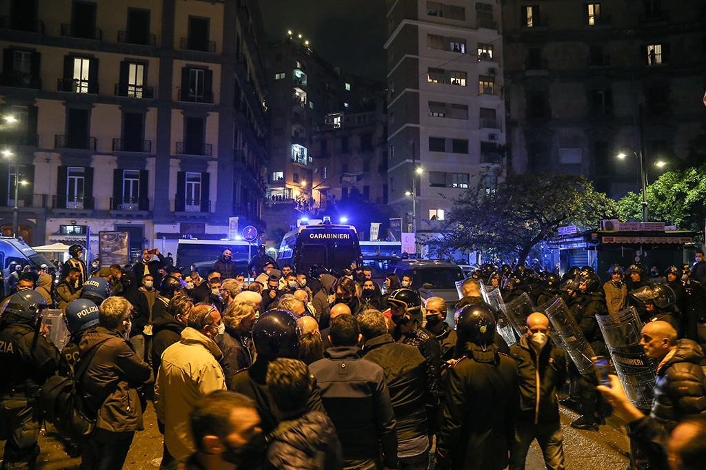 Corona-Ausgangssperre in Neapel und Polizisten stehen sich gegenüber (Bild: Carlo Hermann/AFP)