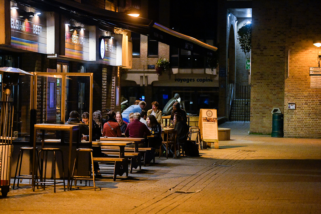 Studenten vor einer Bar in Neu-Löwen (Bild: Laurie Dieffembacq/Belga)