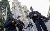 Polizisten am Donnerstag vor der Kirche in Nizza (Bild: Eric Gaillard/Pool/AFP)
