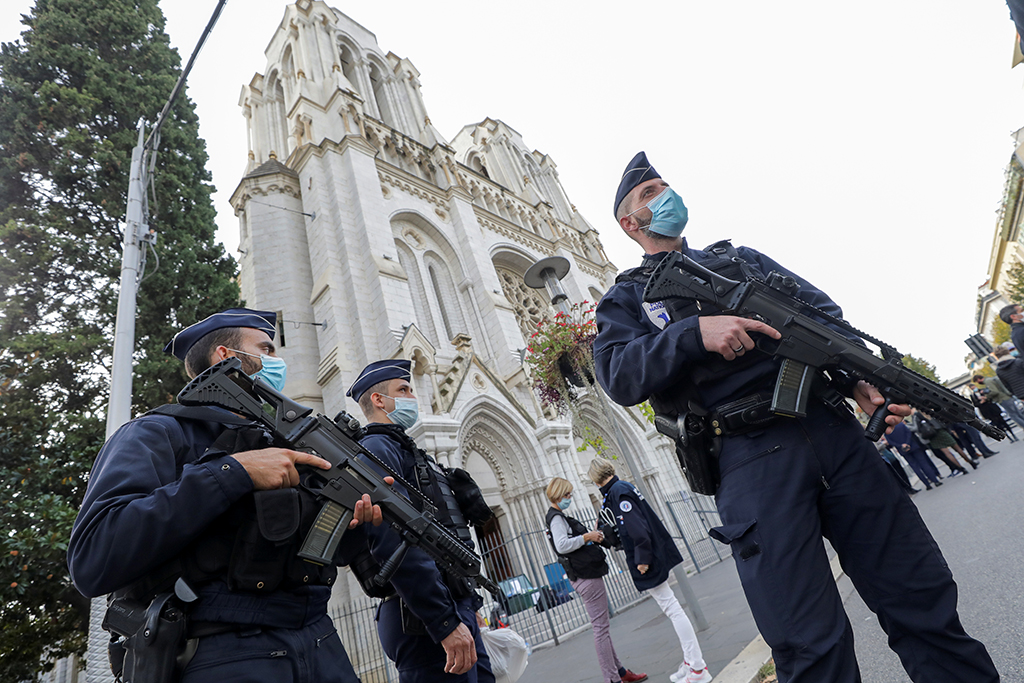 Polizisten am Donnerstag vor der Kirche in Nizza (Bild: Eric Gaillard/Pool/AFP)