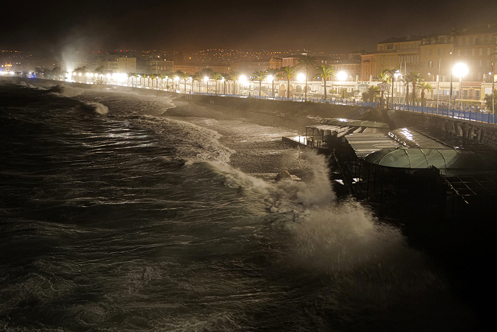 Sturm "Alex: Wellen auf der "Promenade des anglais" in Nizza (Bild vom 2. Otober 2020: Valery Hache/AFP)