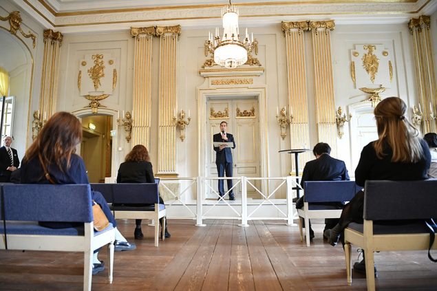 Mats Malm von der Schwedischen Akademie verkündet die Literatur-Nobelpreisträgerin: Louise Glück (Bild: Henrik Montgomery/TT News Agency/AFP