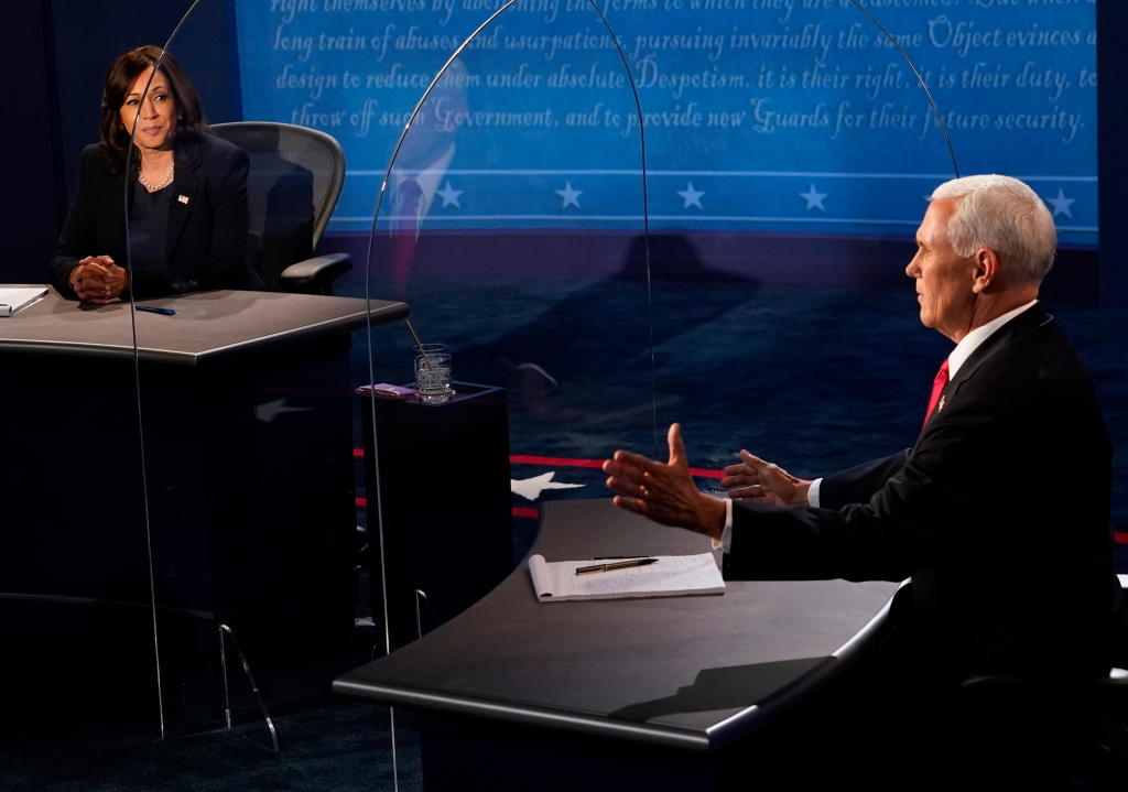 Der US-Vize-Präsident Mike Pence und die demokratische Vize-Präsident-Kandidatin Kamala Harris im TV-Duell (Bild: Morry Gash/Pool/Afp)