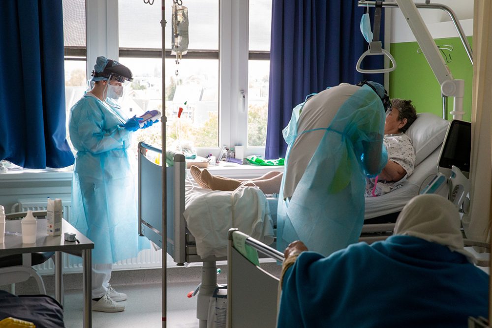 Pflegepersonal in Schutzkleidung auf der Covid-Station des Sint Blasius-Krankenhauses in Dendermonde (Bild: Nicolas Maeterlinck/Belga