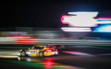 Acht Stunden vor Schluss führt der Porsche #98 das FEld der 24h an (Bild: Jules Benichou/21creation/SRO)