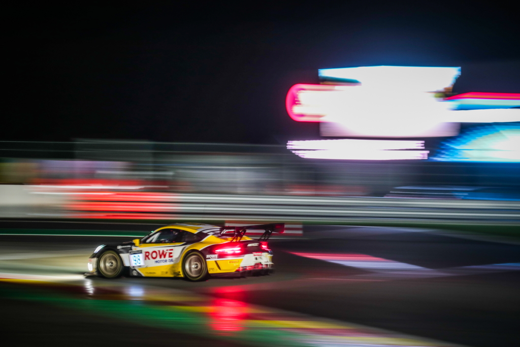 Acht Stunden vor Schluss führt der Porsche #98 das FEld der 24h an (Bild: Jules Benichou/21creation/SRO)