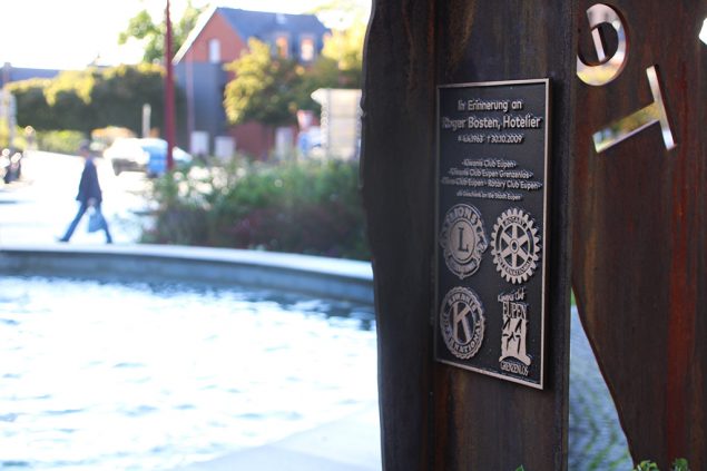 Neue Skulptur in Erinnerung an Roger Bosten im Themsepark Eupen (Bild: Andreas Lejeune/BRF)