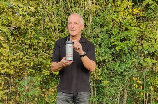 Rolf Carl, der Vorsitzende des Raerener Sportrates, zeigt die neuen Mehrwegflaschen (Bild: Raerener Sportrat)
